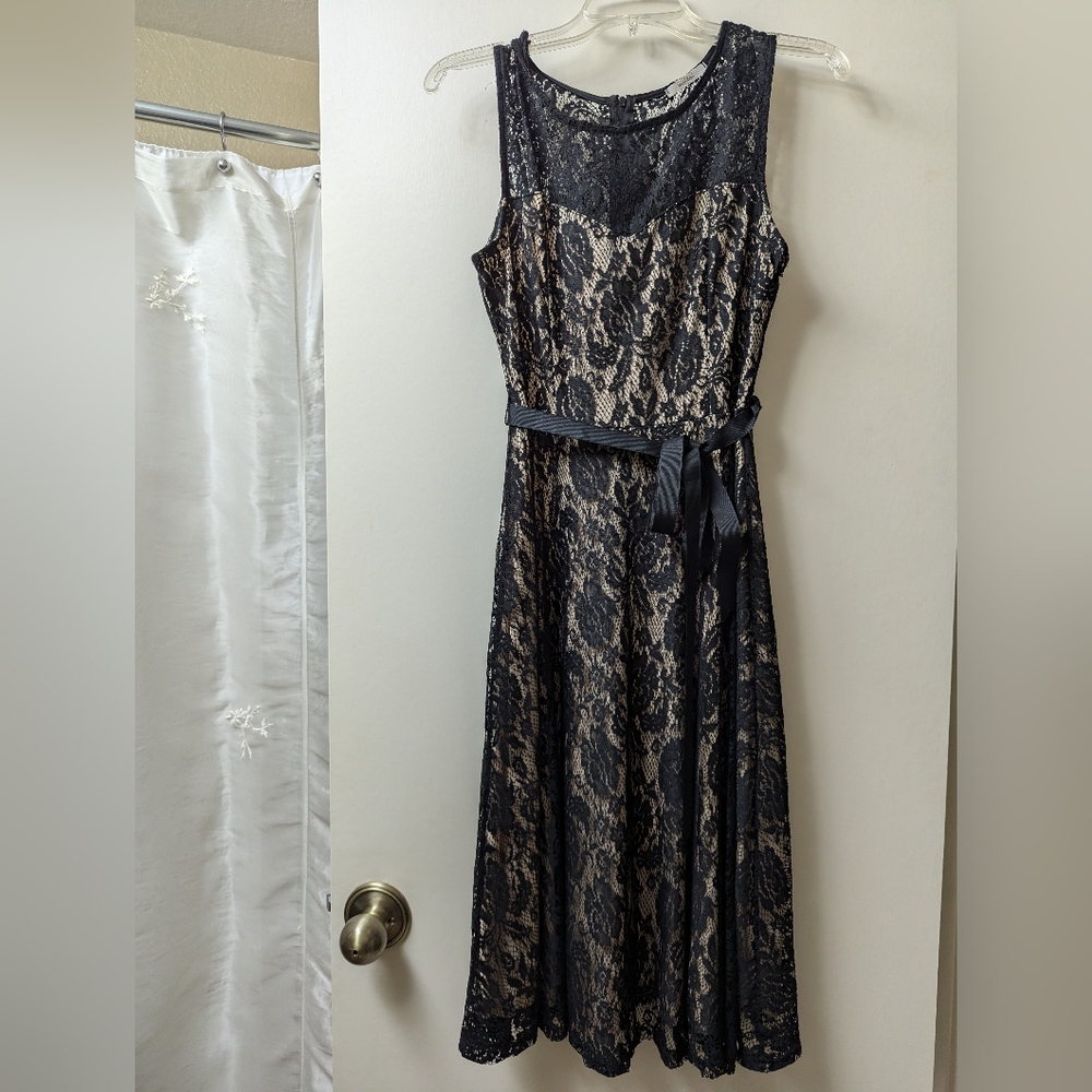 Sleeveless lace dress with waist tie